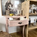Ružový toaletný stolík pre bábiky