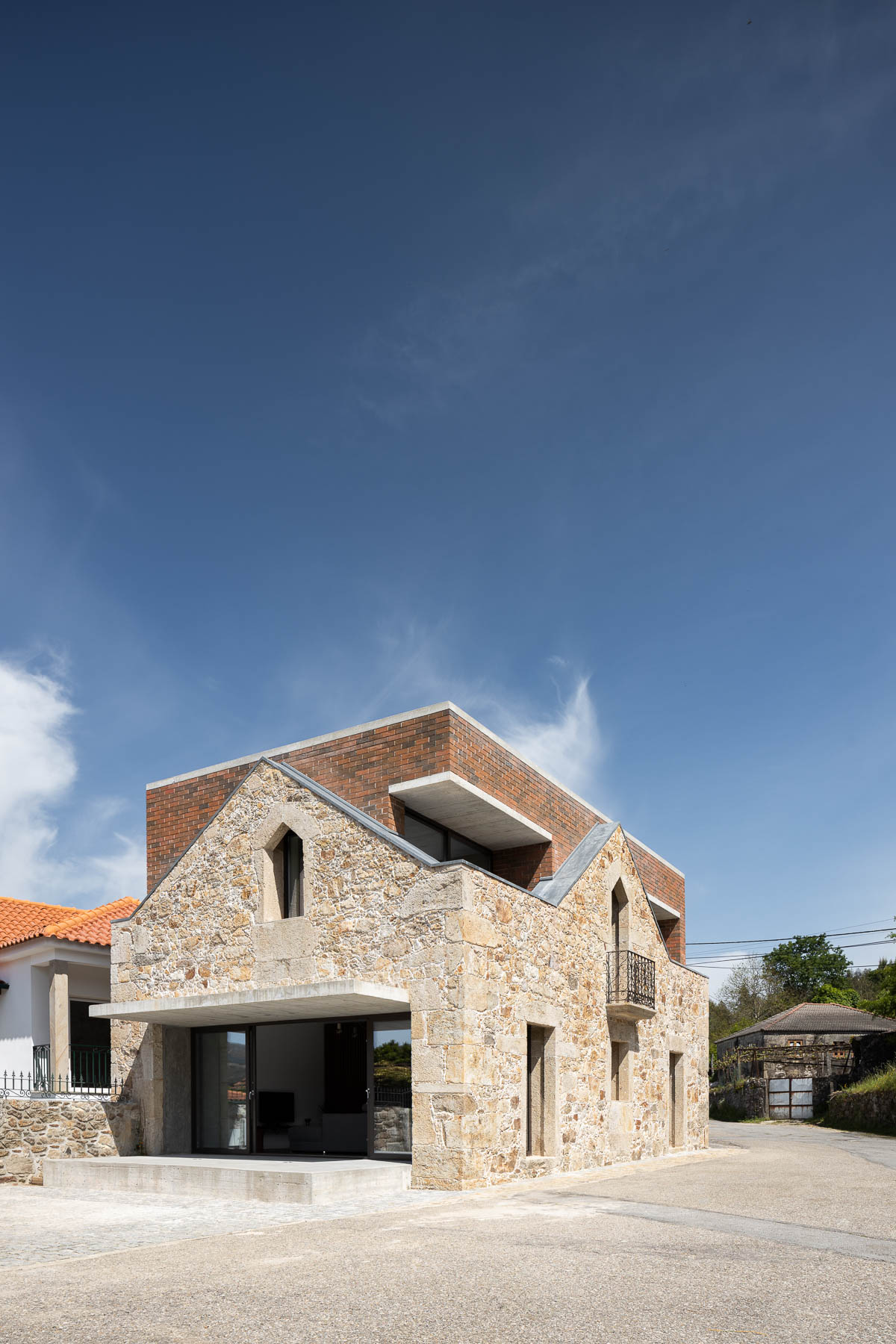 Architekt vytvoril plnohodnotné bývanie v starých ruinách. 
