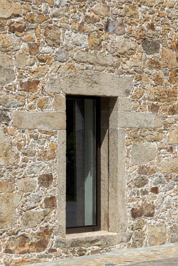 Kamenná stena s oknom