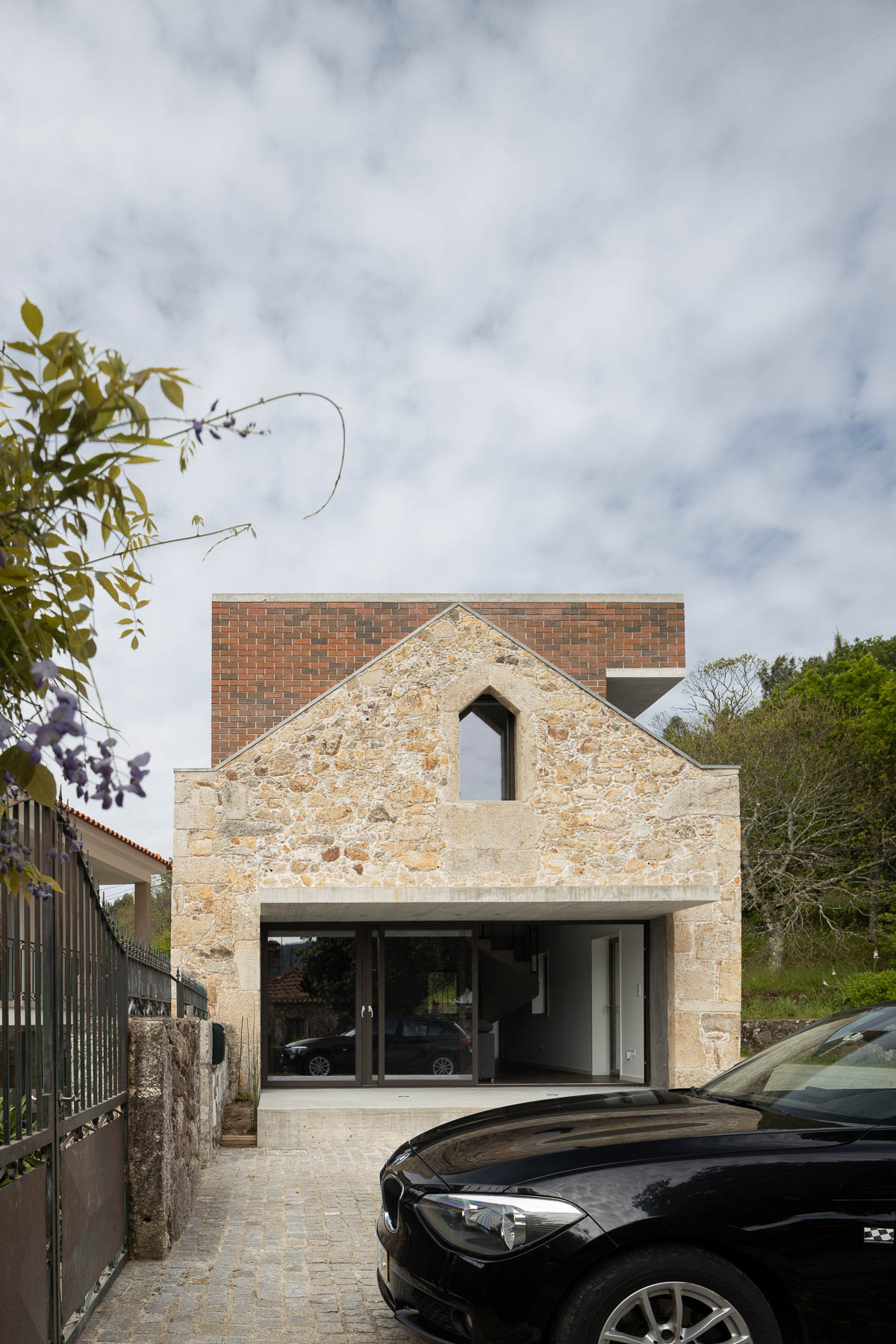 Architekt do ruín vložil box, ktorý predstavuje plnohodnotné bývanie pre súčasných majiteľov.