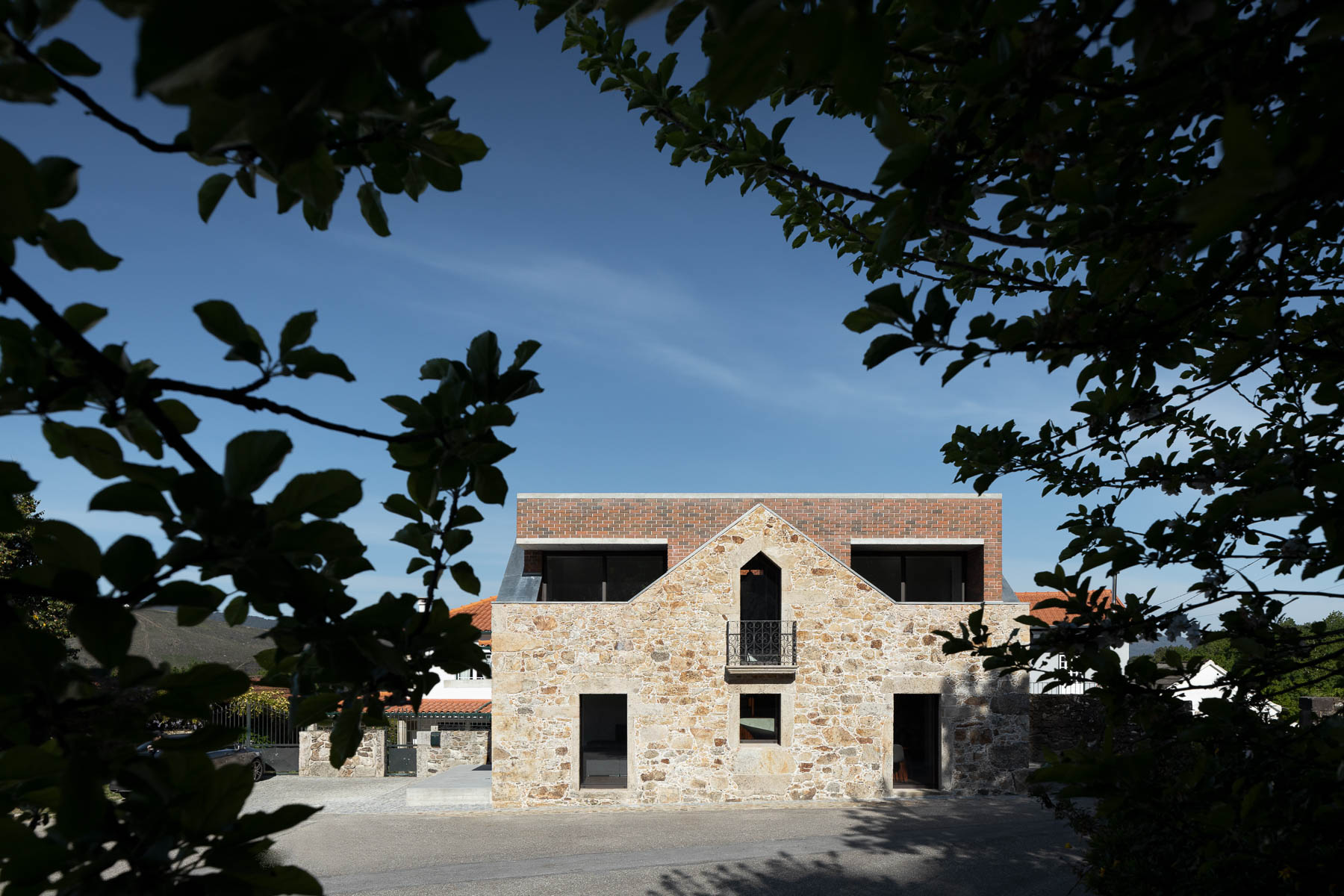Architekt do ruín vložil box, ktorý predstavuje plnohodnotné bývanie pre súčasných majiteľov.