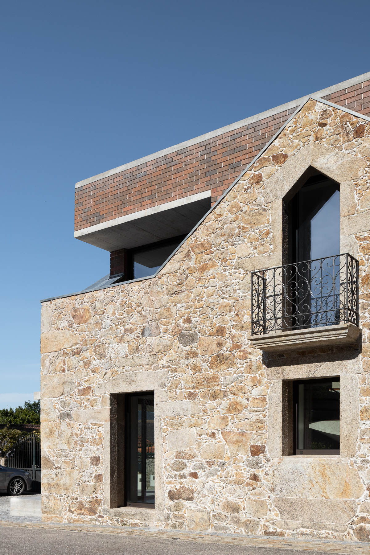Architekt do ruín vložil box, ktorý predstavuje plnohodnotné bývanie pre súčasných majiteľov.