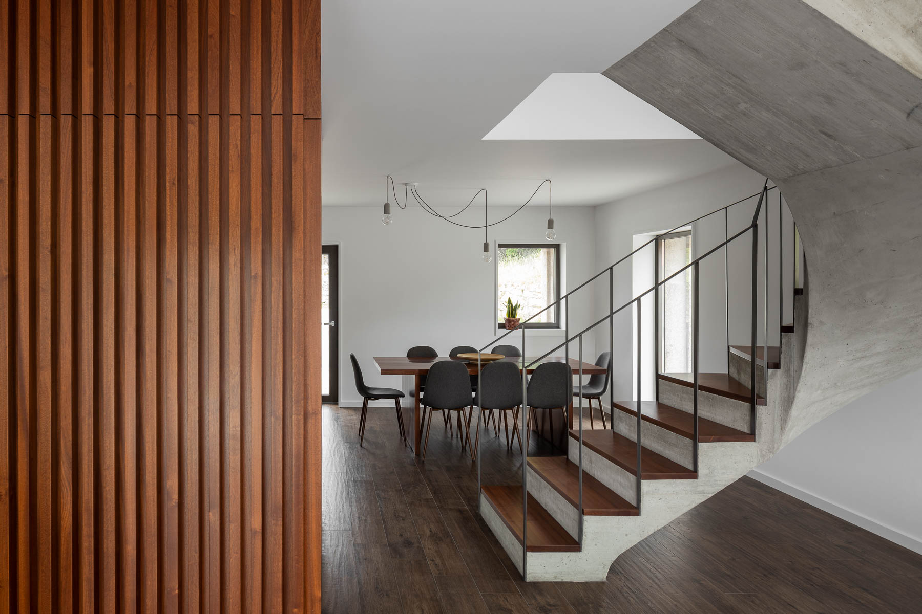 Architekt kvôli zjednodušeniu interiéru navrhol dvere aj steny obložiť prírodným dreveným obkladom.