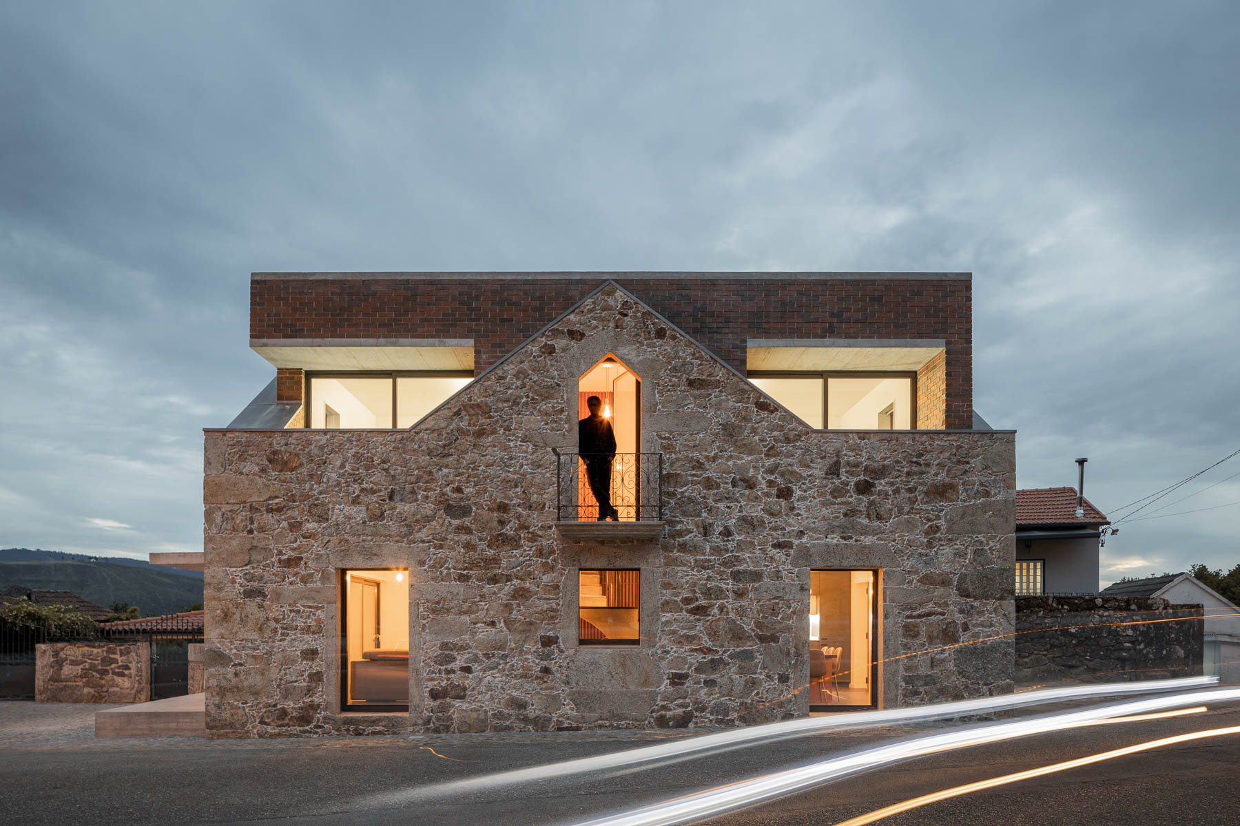 Architekt do ruín vložil box, ktorý predstavuje plnohodnotné bývanie pre súčasných majiteľov.