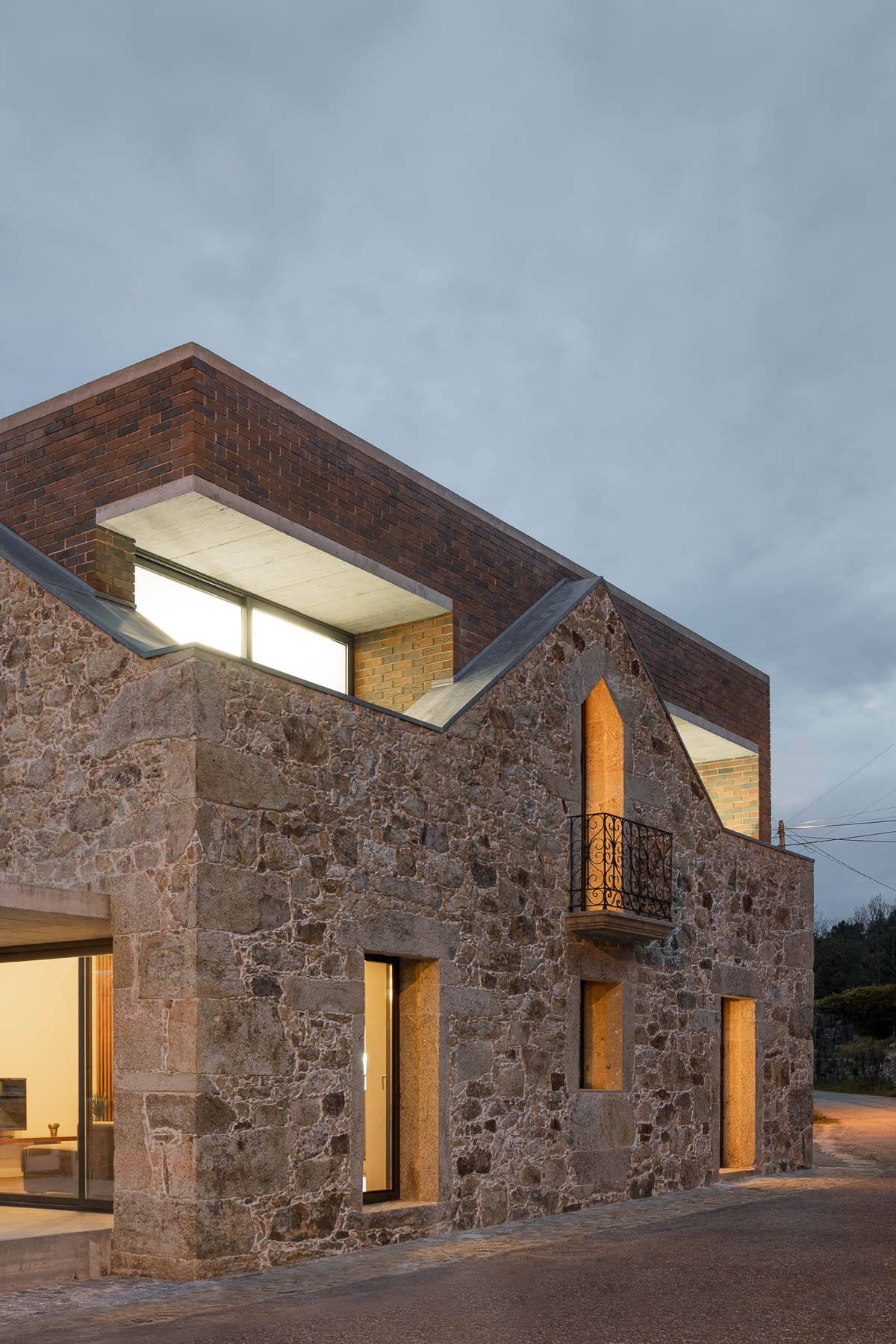 Architekt vytvoril plnohodnotné bývanie v starých ruinách. 