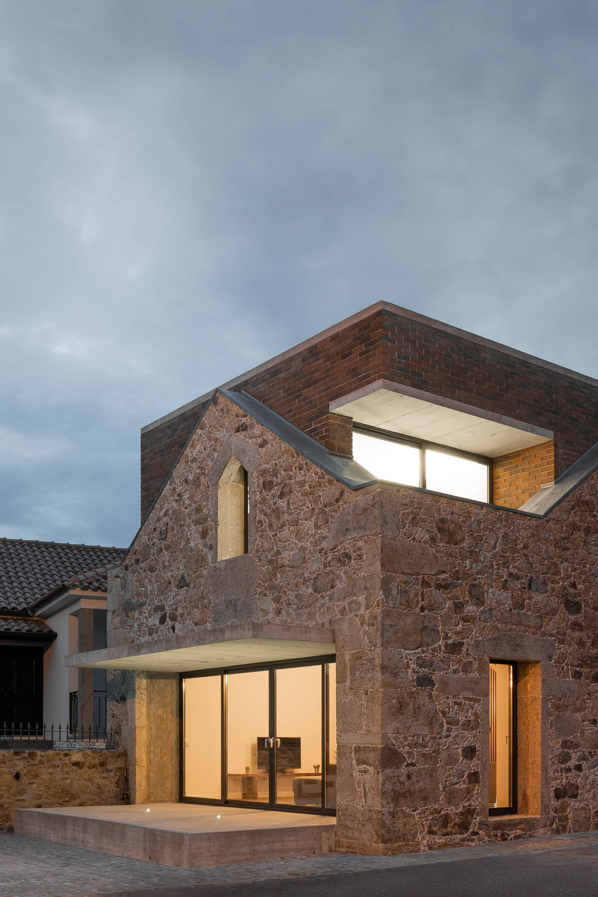 Architekt vytvoril plnohodnotné bývanie v starých ruinách. 