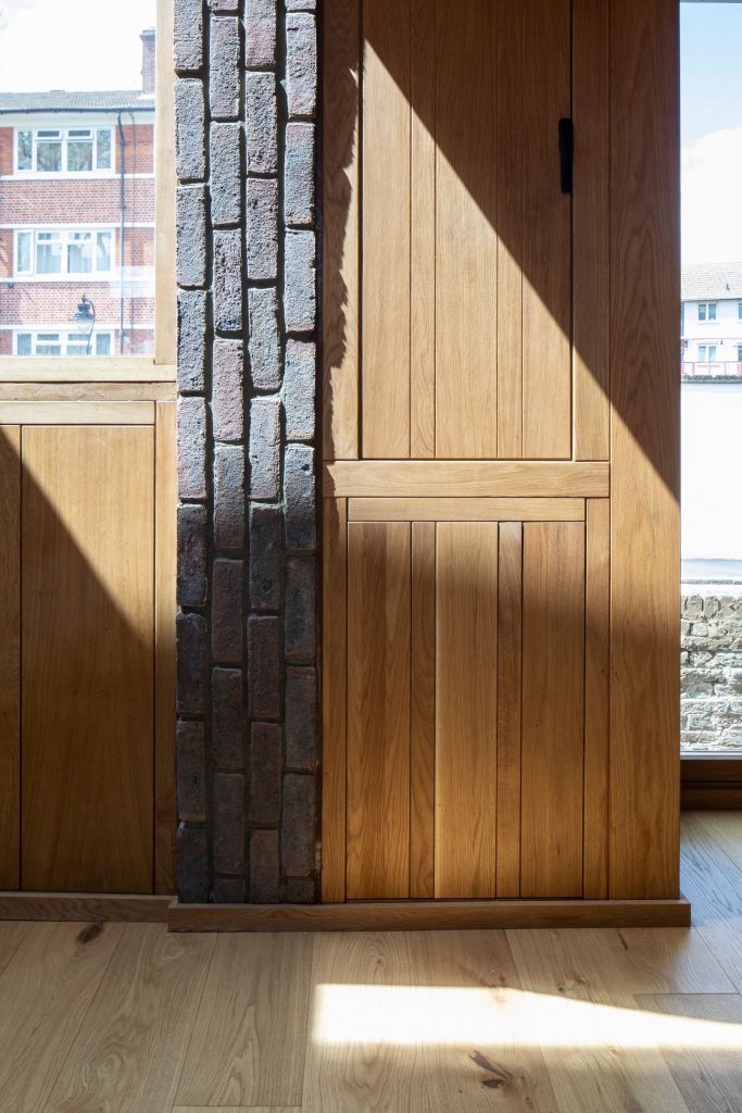 Tehlový detail steny s dreveným obkladom