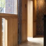 Zvislé drevené veľké okná v anglickom rodinnom dome