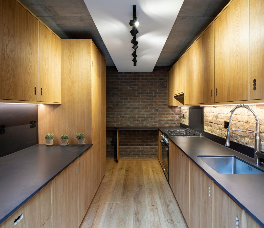 Tehlová kuchyňa s drevenou linkou