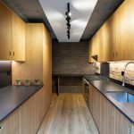 Tehlová kuchyňa s drevenou linkou
