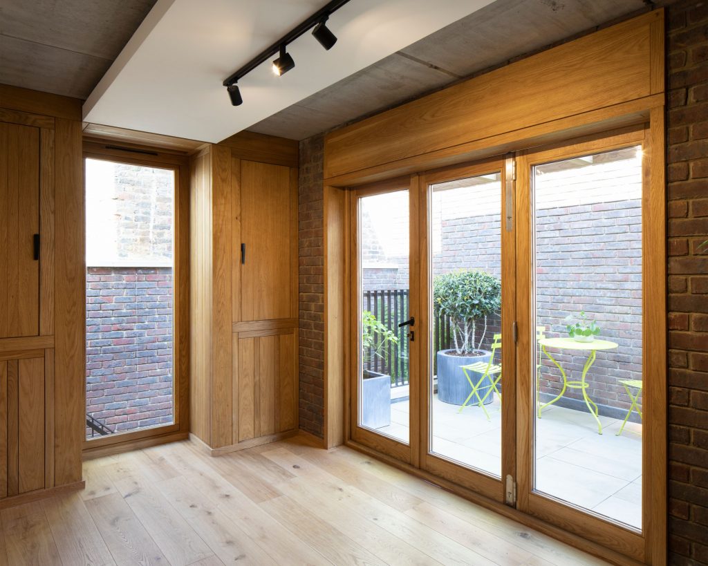 Zvislé drevené veľké okná v anglickom rodinnom dome