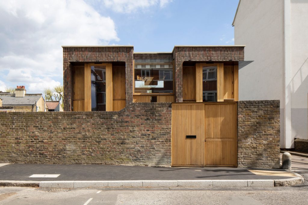 Anglická moderná novostavba z tehál s drevenými oknami