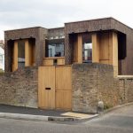 Anglická moderná novostavba z tehál s drevenými oknami