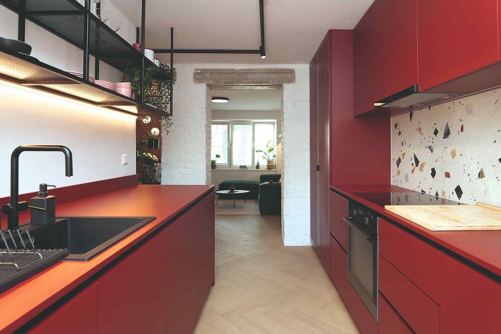 Červená kuchyňa s čiernymi a terazzo detailmi