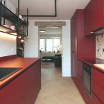 Červená kuchyňa s čiernymi a terazzo detailmi