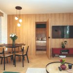 Retro obývačka s drevenou stenou