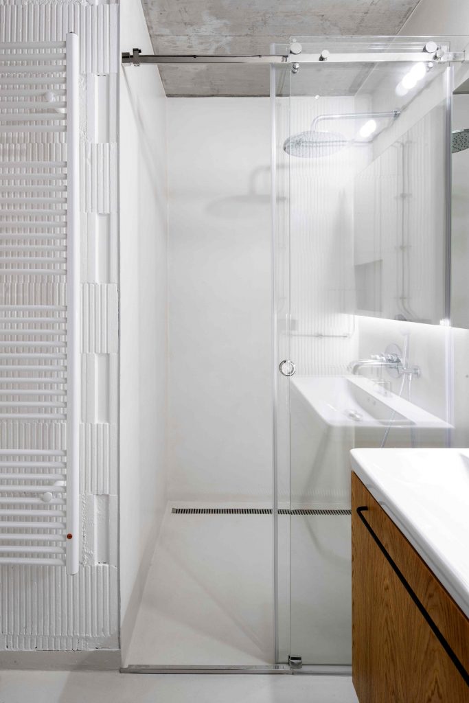 Kúpeľňa so skleneným sprchovacím kútom