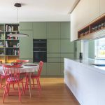 Biela kuchyňa so zelenou obývačkovou stenou