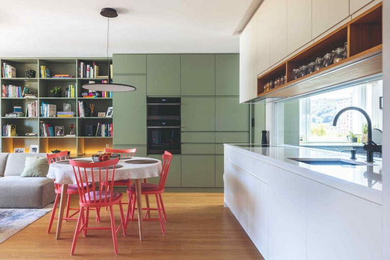 Biela kuchyňa so zelenou obývačkovou stenou