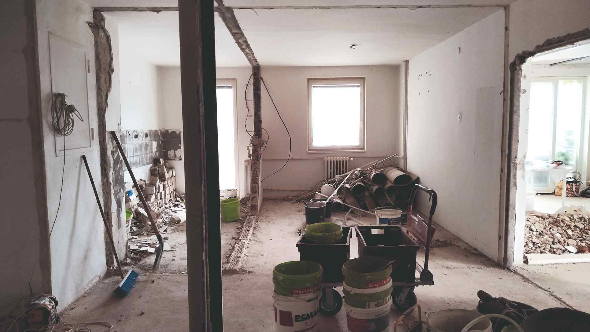 ...a opačným smerom, z bývalej kúpeľne do kuchyne a izby. Všetky priečky museli preč,....