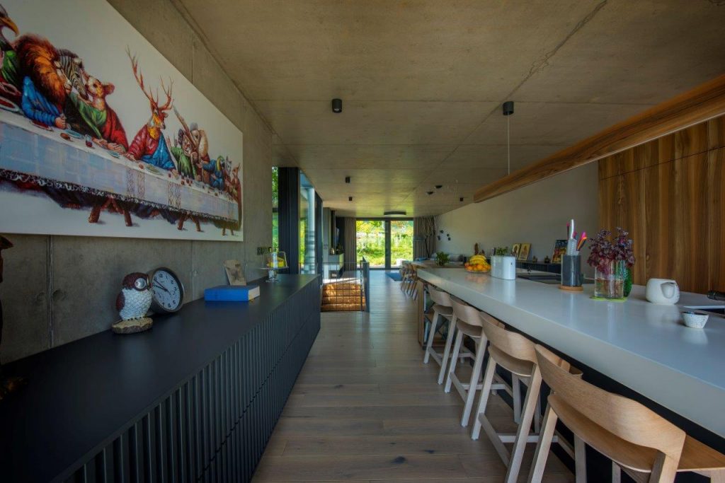 Kuchyňa a dlhá jedáleň v modernom dome