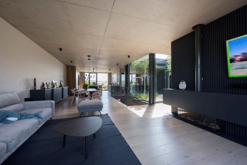 Moderná obývačka s priznaným betónom