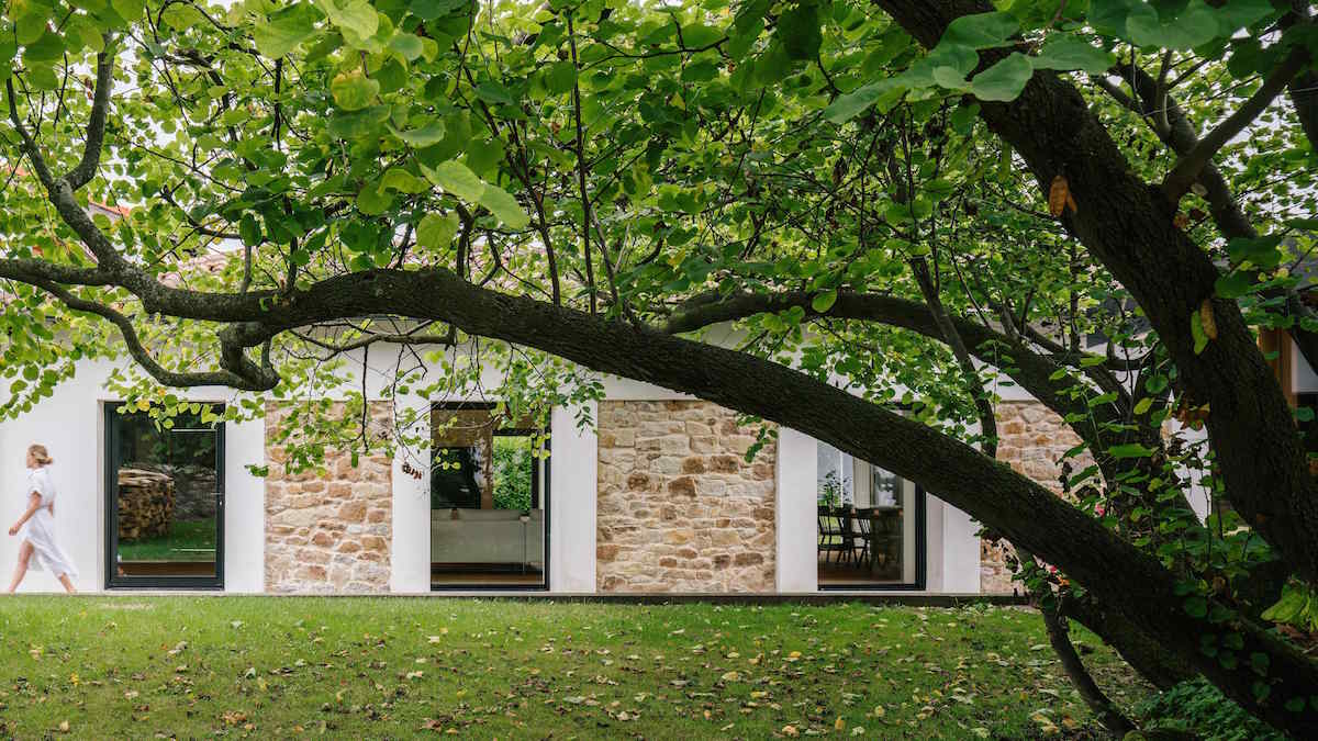 Všetky zásahy, ktoré architekti pri rekonštrukcii a rozšírení budov urobili, sú založené na rešpektovaní existujúcej hmoty a jej zachovaní.