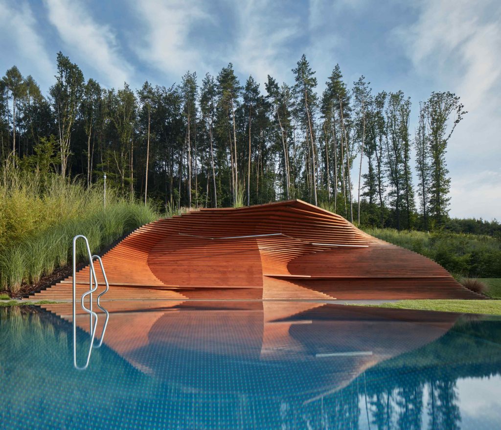 Extravagantná drevená stavba v záhrade pri bazéne