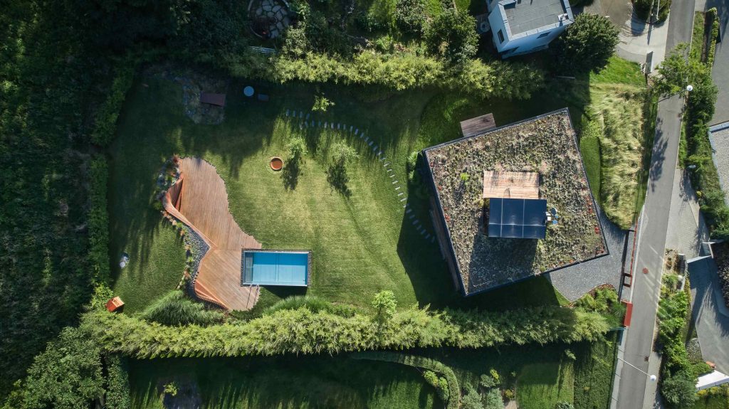 Geometrická presklenená novostavba rodinného domu so záhradou