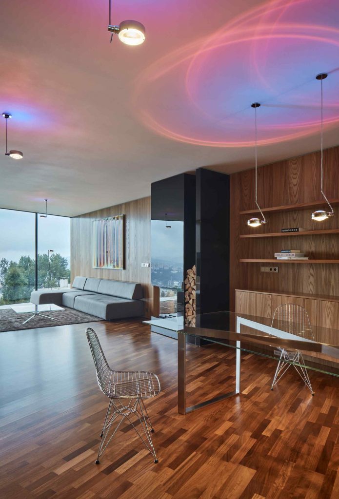 Obývačka moderného domu s dizajnovým osvetlením
