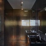 Tmavá mozaika v modernej kúpeľni