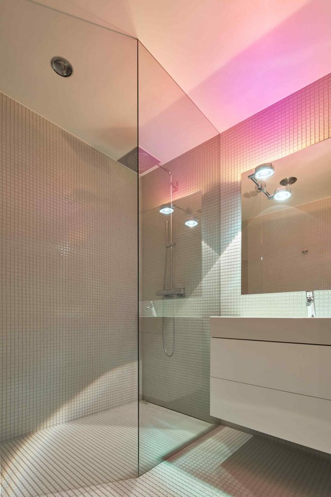 Biela kúpeľňa s walk in sprchovým kútom