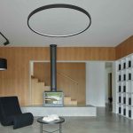 Moderná obývačka s veľkým okrúhlym svietidlom