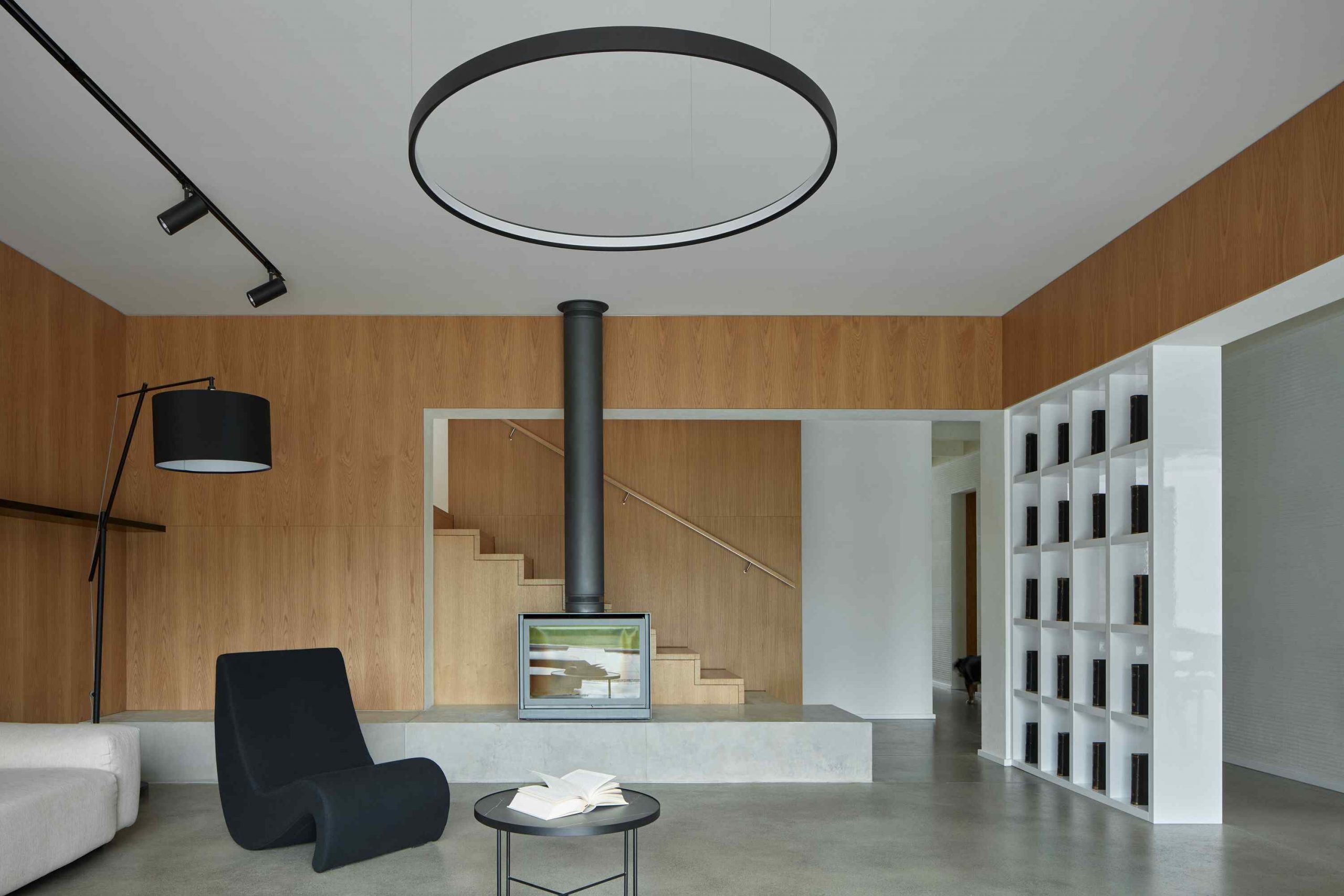 Moderná obývačka s veľkým okrúhlym svietidlom