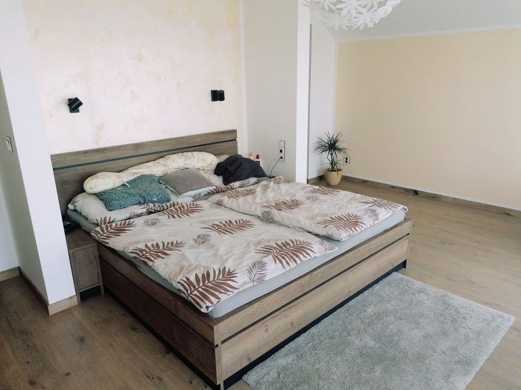 Spálňa s drevenou posteľou