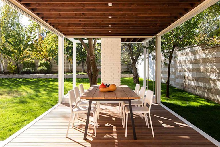 Aby si rozšírili obytný priestor, nechali si v záhrade postaviť malý pavilón s kuchynkou a posedením