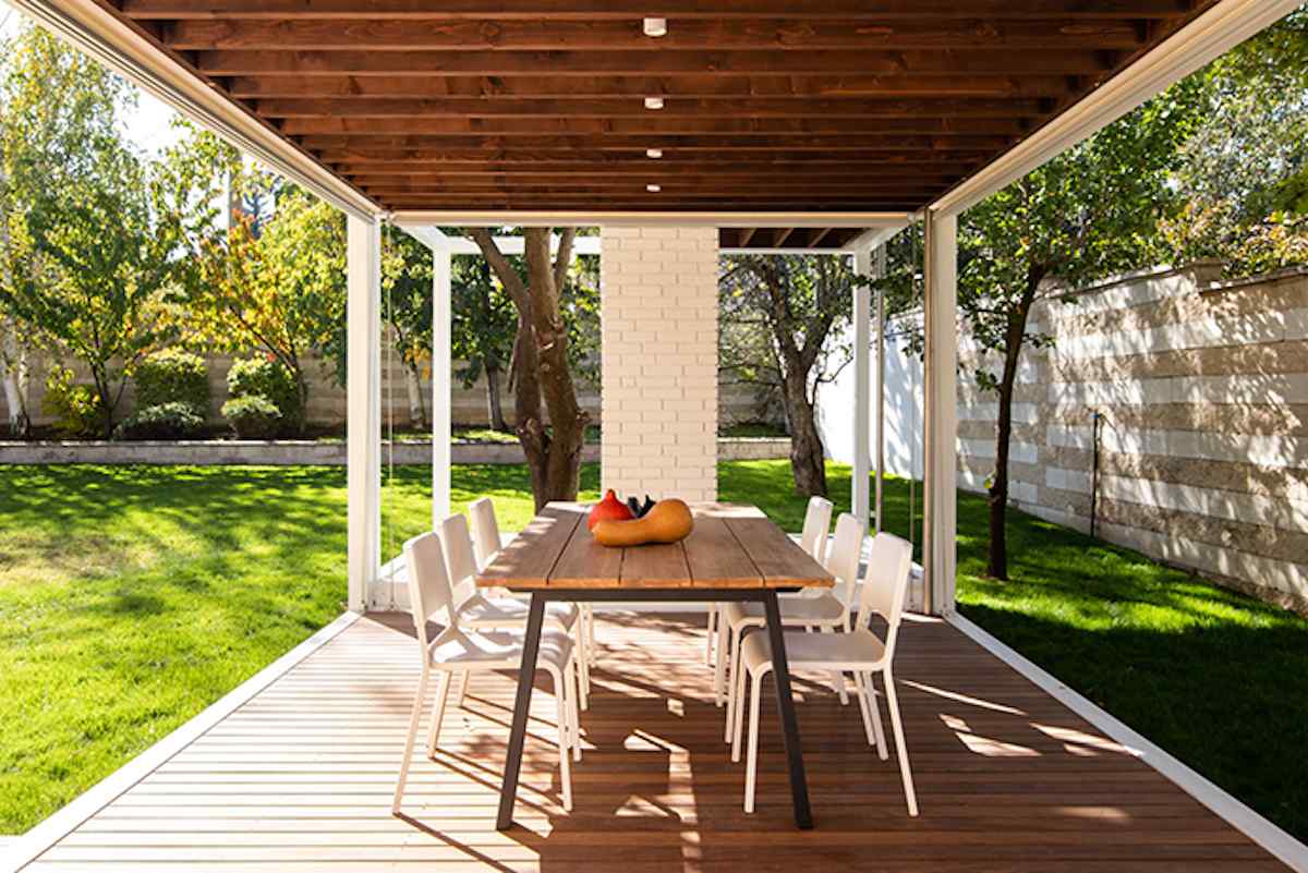 Pavilón sa dá celý otvoriť a majitelia si môžu užívať výhľad do záhrady. 