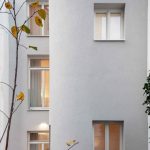 Biely trojpodlažný dom s francúzkymi oknami