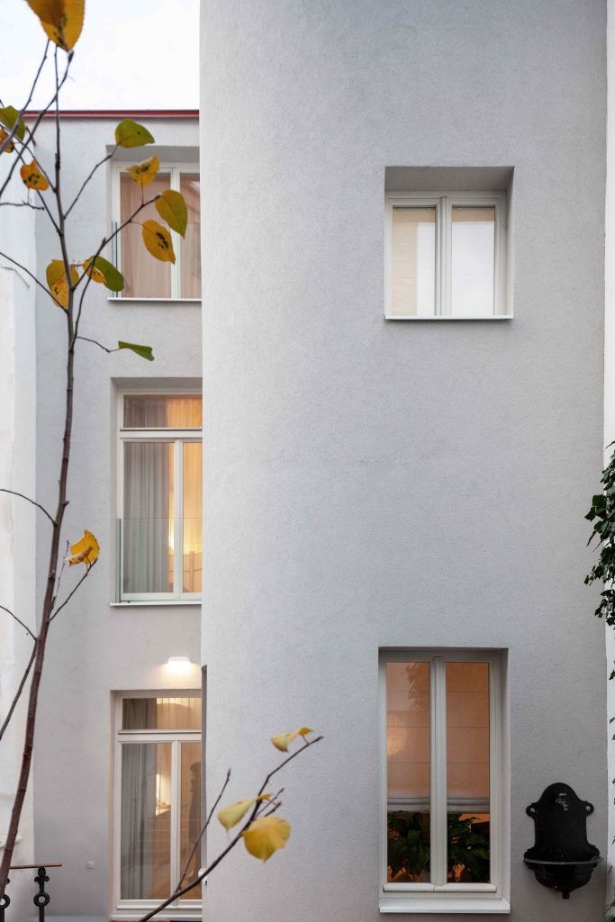 Biely trojpodlažný dom s francúzkymi oknami