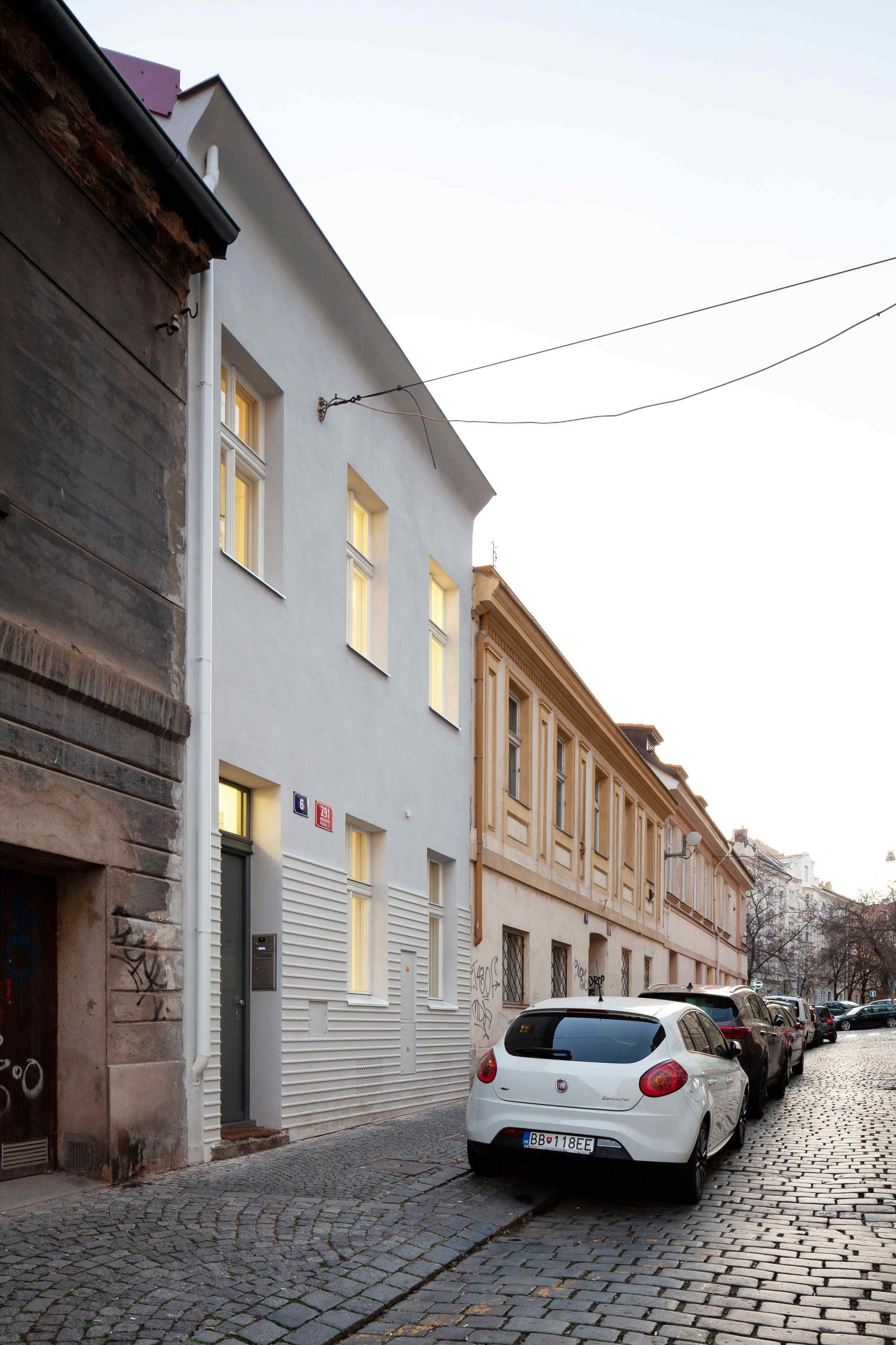 Starší dom v Prahe prešiel pôsobivou rekonštrukciou. 