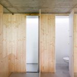 Toaleta za drevenou stenou
