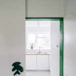 Biela kuchyňa so zelenou zárubňou