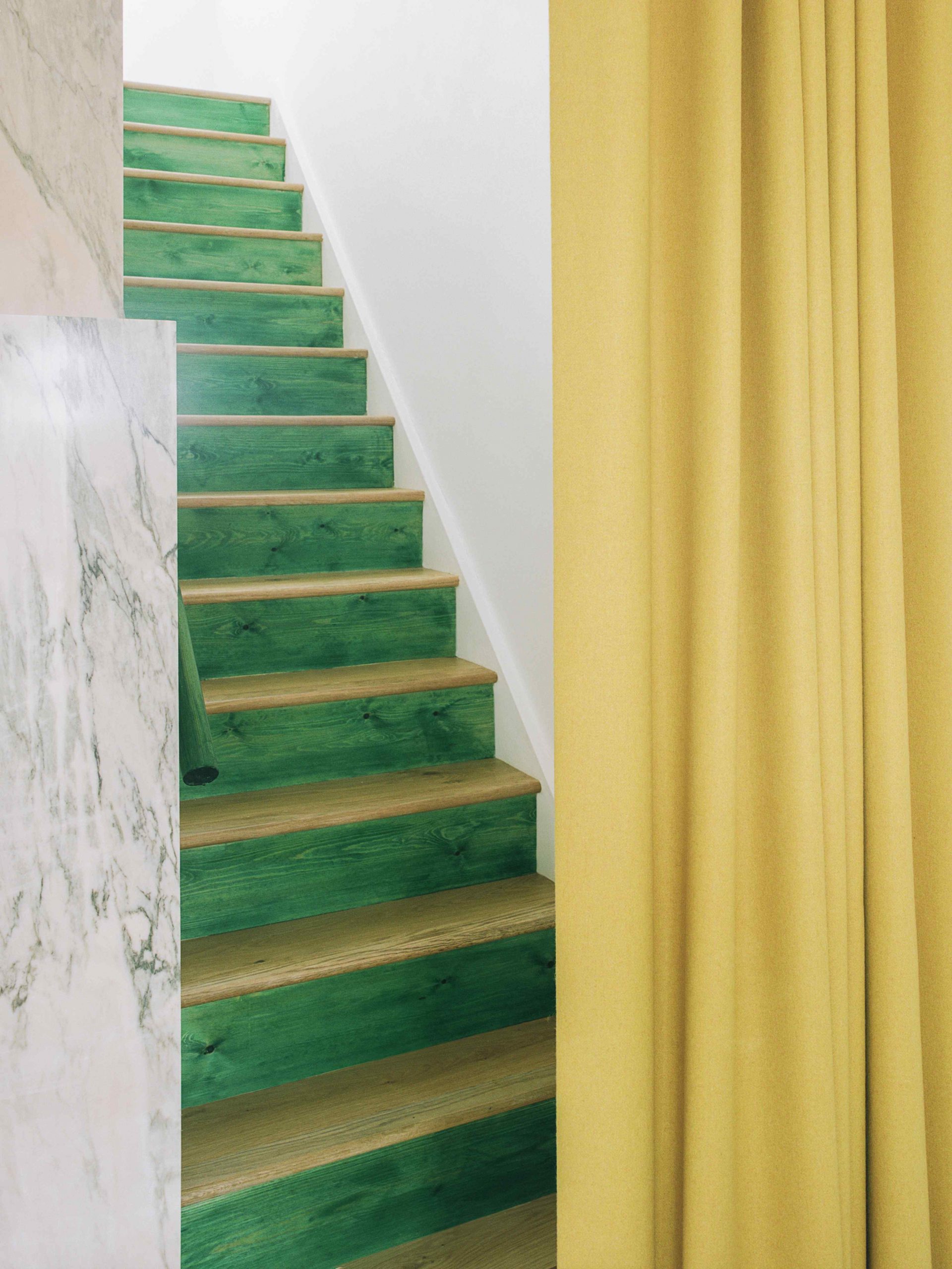 Zelené schodisko za žltým závesom