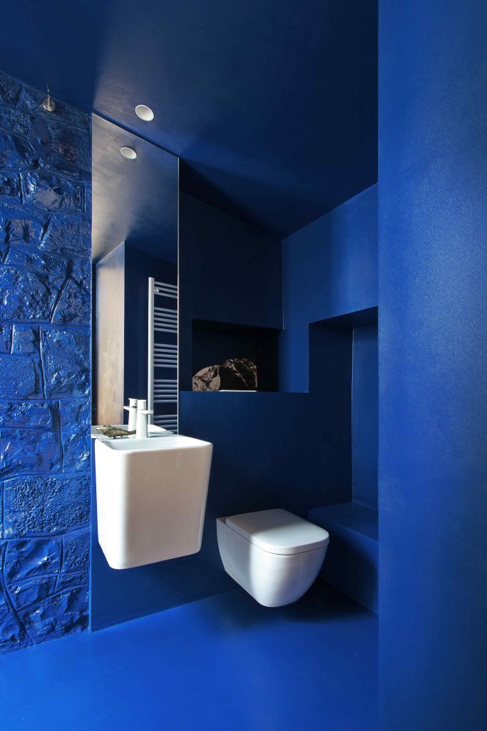 Žiarivo biela sanita v modrej kúpeľni