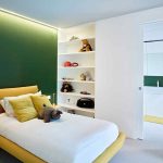Biela detská izba so zeleným detailom a žltou posteľou