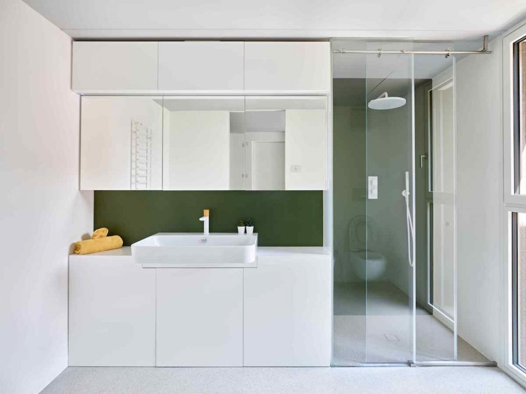 Biela kúpeľňa so zeleným detailom