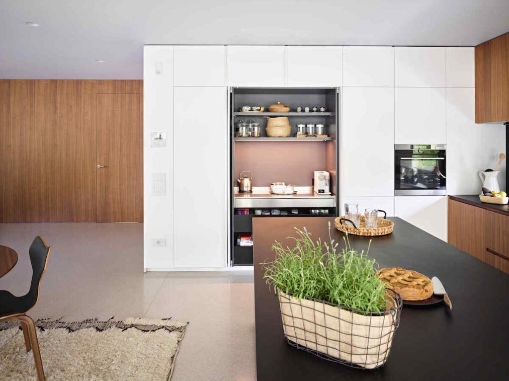 Biela kuchyňa s úložným otvoreným priestorom