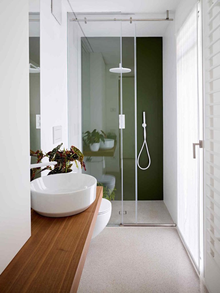 Kúpeľňa s olivovým sprchovým kútom