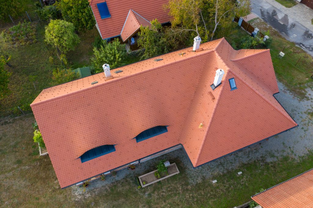 Letecký pohľad na rodinný dom s červenou strechou