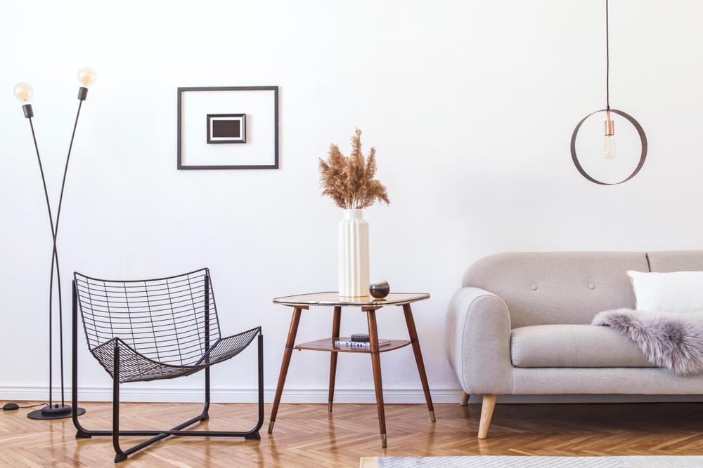 obývacia izba so sivou sedačkou a stolíkom